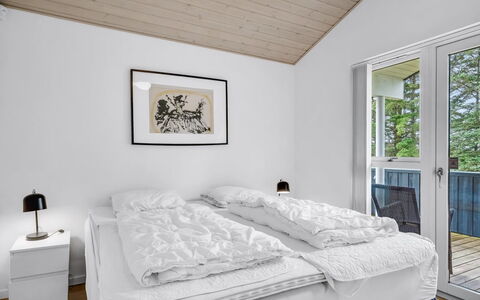 Meino - 1.4Km from the Sea: Madera, Casa, Diseño De Interiores, Cama, Habitación, Congelación, Lecho, Madera Dura, Marco De La Cama, La Luz Del Día