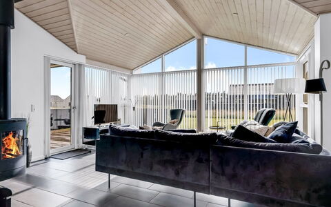 Meino - 1.4Km from the Sea: Techo, Casa, Diseño De Interiores, Mueble, Suelo, Sala, Sofá, Cabaña, Silla