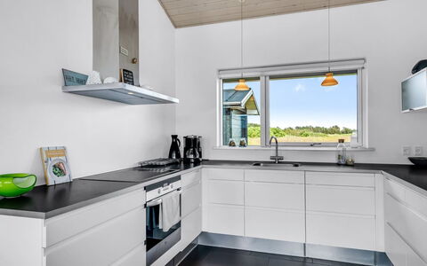 Meino - 1.4Km from the Sea: Cocina, Mostrador, Piso, Aparato De Cocina, Diseño De Interiores, Gabinetes, Techo, Electrodoméstico, Electrodoméstico, Suelo