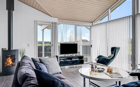 Meino - 1.4Km from the Sea: Diseño De Interiores, Techo, Sofá, Sala, Mueble, Suelo, Piso, Casa, Habitación
