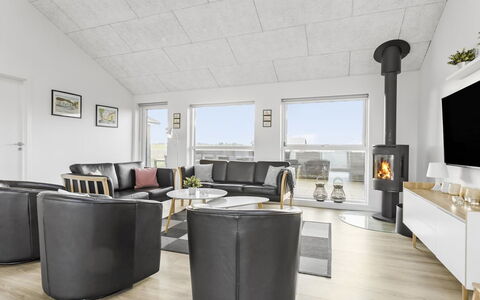 Kirsi - 1.6Km from the Sea: Mueble, Diseño De Interiores, Piso, Suelo, Madera, Techo, Sofá, Sala, Encendiendo, Habitación