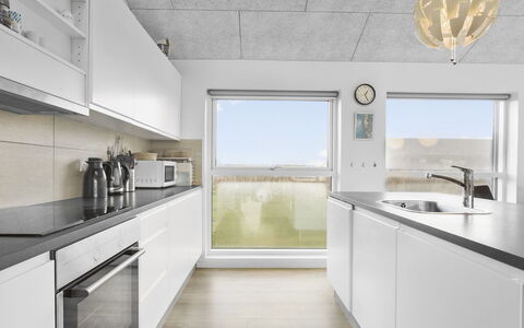 Kirsi - 1.6Km from the Sea: Cocina, Diseño De Interiores, Mostrador, Piso, Techo, Madera, Lámpara, Suelo, Mueble, Encendiendo