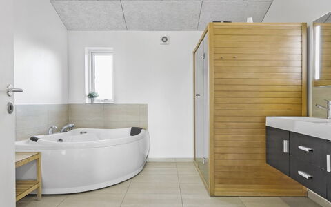 Kirsi - 1.6Km from the Sea: Piso, Arreglo De Tubería, Lavabo, Suelo, Diseño De Interiores, Baño, Grifo, Techo, Lavabo Del Baño, Plomería