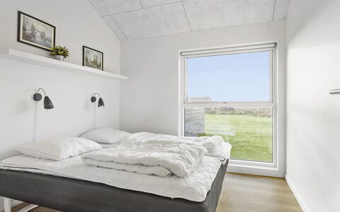 Kirsi - 1.6Km from the Sea: Pared, Habitación, Techo, Diseño De Interiores, Cama, Piso, Suelo, Sábana, Lecho, Departamento