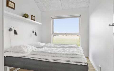 Kirsi - 1.6Km from the Sea: Pared, Habitación, Madera, Diseño De Interiores, Piso, Cama, Techo, Suelo, Sábana, Habitación