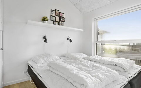 Kirsi - 1.6Km from the Sea: Habitación, Cama, Lecho, Sábana, Diseño De Interiores, Techo, Suelo, Marco De La Cama, Departamento, Linos