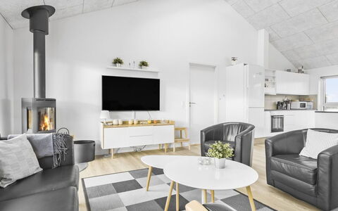 Kirsi - 1.6Km from the Sea: Piso, Diseño De Interiores, Madera, Suelo, Techo, Sala, Mueble, Sofá, Habitación, Encendiendo