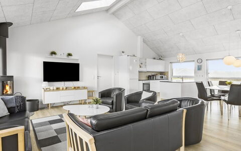 Kirsi - 1.6Km from the Sea: Techo, Diseño De Interiores, Piso, Lámpara, Sala, Habitación, Sofá, Silla, Electrodoméstico
