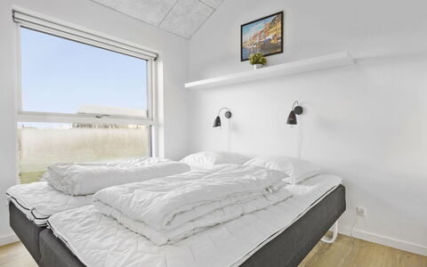 Kirsi - 1.6Km from the Sea: Habitación, Cama, Lecho, Sábana, Techo, Suelo, Diseño De Interiores, Marco De La Cama, Linos, Habitación