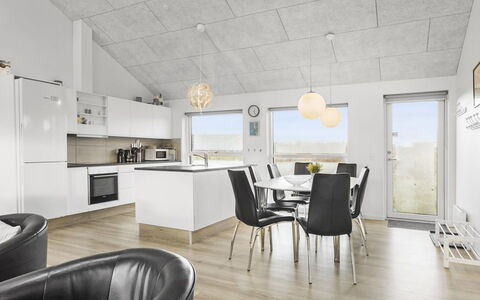 Kirsi - 1.6Km from the Sea: Techo, Diseño De Interiores, Piso, Lámpara, Suelo, Departamento, Habitación, Suelos De Madera, Sala