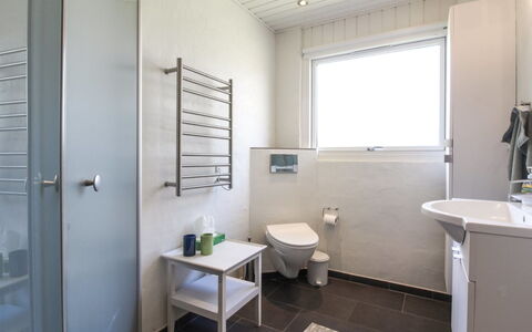 Lis - 300M from the Sea: Piso, Suelo, Arreglo De Tubería, Diseño De Interiores, Techo, Baño, Lavabo, Plomería, Baño, Grifo