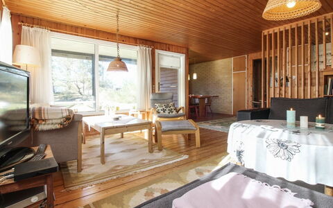 Lis - 300M from the Sea: Mueble, Diseño De Interiores, Piso, Suelo, Habitación, Madera, Techo, Sofá, Suelos De Madera, Sala