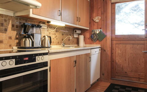 Lis - 300M from the Sea: Cocina, Aparato De Cocina, Mostrador, Electrodoméstico, Gabinetes, Mueble, Madera, Diseño De Interiores, Piso, Estufa De Cocina