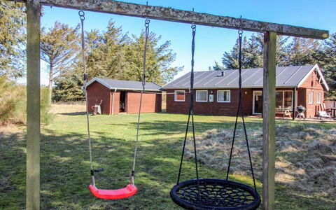 Lis - 300M from the Sea: Columpio, El Terreno Del Lote, Equipo De Juego Exterior, Llanura, Césped, Jardín, Sombra, Patio Interior, Yarda, Parque