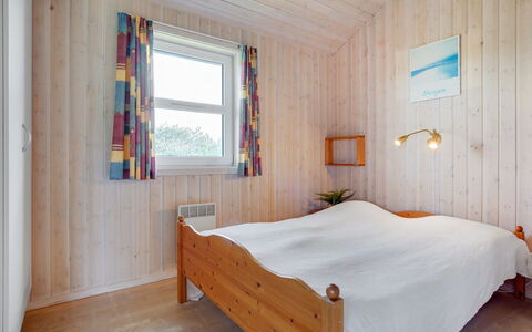 Karlsson - 500M from the Sea: Cama, Habitación, Madera, Sábana, Suelo, Diseño De Interiores, Piso, Lecho, Techo, Mueble
