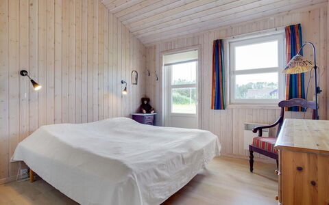 Karlsson - 500M from the Sea: Habitación, Cama, Piso, Diseño De Interiores, Madera, Suelo, Techo, Sábana, Suelos De Madera, Lecho