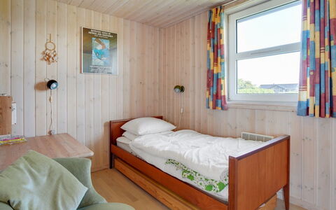 Karlsson - 500M from the Sea: Madera, Habitación, Diseño De Interiores, Cama, Suelo, Piso, Mueble, Techo, Habitación, Marco De La Cama