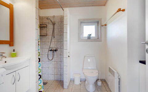 Karlsson - 500M from the Sea: Arreglo De Tubería, Piso, Baño, Pared, Lavabo Del Baño, Suelo, Lavabo, Diseño De Interiores, Madera, Asiento Del Baño