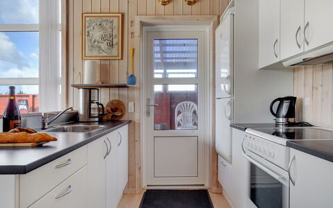 Karlsson - 500M from the Sea: Cocina, Aparato De Cocina, Piso, Electrodoméstico, Madera, Mostrador, Diseño De Interiores, Suelo, Gabinetes, Electrodoméstico