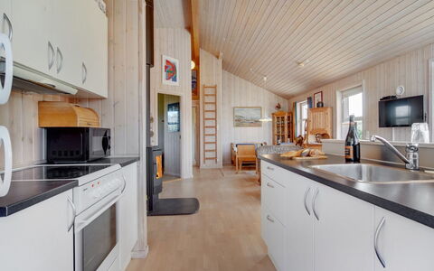 Karlsson - 500M from the Sea: Madera, Casa, Casa, Cabaña, Techo, Madera Dura, Cocina, Manchas De Madera, Suelos De Madera, Tablón