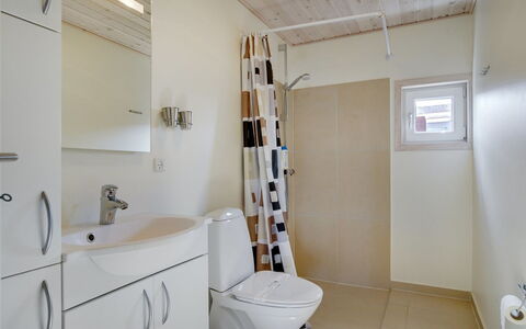 Karlsson - 500M from the Sea: Piso, Suelo, Pared, Arreglo De Tubería, Baño, Madera, Diseño De Interiores, Asiento Del Baño, Baño, Lavabo