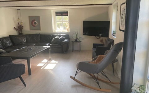 Nara - 500M from the Sea: Piso, Mueble, Suelo, Madera, Diseño De Interiores, Sala, Suelos De Madera, Sofá, Encendiendo, Casa