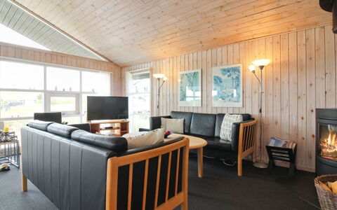 Kaija - 300M from the Sea: Madera, Techo, Casa, Mueble, Diseño De Interiores, Cabaña, Sala, Madera Dura, Sofá