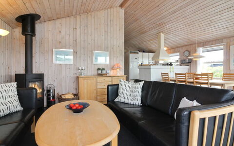 Kaija - 300M from the Sea: Madera, Techo, Casa, Casa, Cabaña, Mueble, Madera Dura, Sala, Habitación, Manchas De Madera