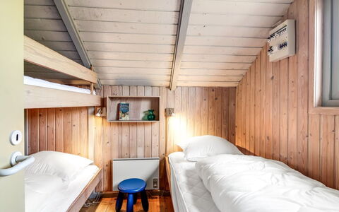Andrina - 200M from the Sea: Cama, Habitación, Madera, Sábana, Lecho, Diseño De Interiores, Techo, Marco De La Cama, Suelo, Litera
