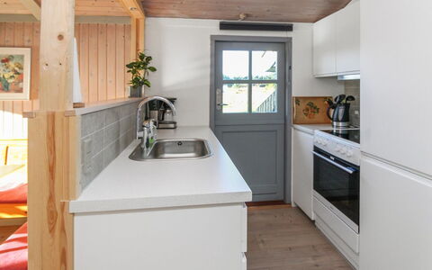 Daje - 600M from the Sea: Cocina, Piso, Madera, Diseño De Interiores, Mostrador, Mueble, Aparato De Cocina, Suelo, Electrodoméstico, Techo