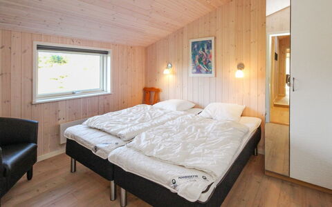 Daje - 600M from the Sea: Madera, Techo, Casa, Habitación, Madera Dura, Manchas De Madera, Marco De La Cama, Congelación, Cama, Cabaña