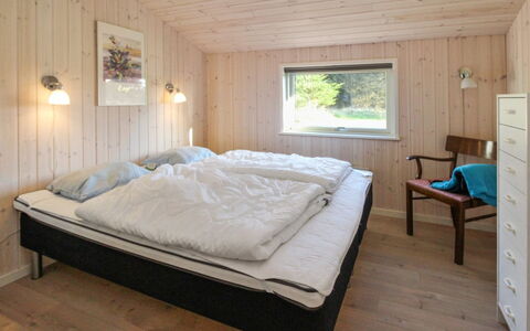Daje - 600M from the Sea: Madera, Habitación, Cama, Techo, Diseño De Interiores, Sábana, Marco De La Cama, Lecho, Suelo, Piso