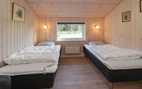 Daje - 600M from the Sea: Madera, Habitación, Cama, Techo, Lecho, Sábana, Marco De La Cama, Madera Dura, Manchas De Madera, Tablón