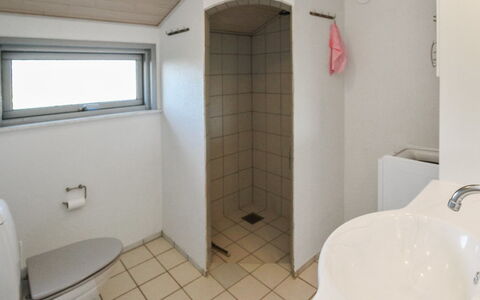 Daje - 600M from the Sea: Pared, Arreglo De Tubería, Madera, Suelo, Piso, Lavabo, Lavabo Del Baño, Baño, Plomería, Grifo