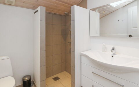 Daje - 600M from the Sea: Piso, Suelo, Lavabo Del Baño, Arreglo De Tubería, Diseño De Interiores, Madera, Baño, Lavabo, Mueble De Baño, Techo