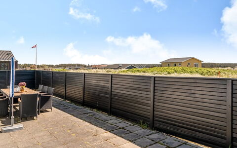 Majvor - 100M from the Sea: Techo, Casa, Casa, Cabaña, Vía Muerta, Inmuebles, Entrada De Coches, Edificios Del Jardín, Yarda, Cobertizo