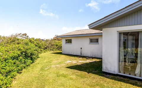 Majvor - 100M from the Sea: Techo, Casa, Casa, Cabaña, Vía Muerta, Inmuebles, Entrada De Coches, Edificios Del Jardín, Yarda, Cobertizo