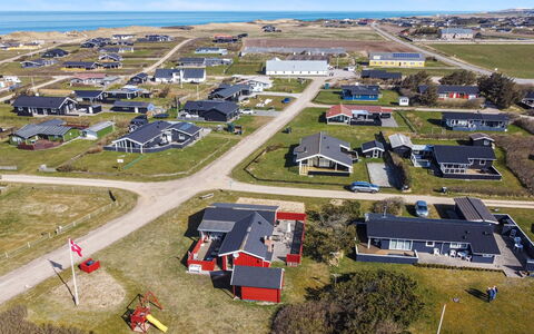 Fiene - 300M from the Sea: Barrio Residencial, Techo, Suburbio, Entrada De Coches, Inmuebles, Tubo De Lámpara