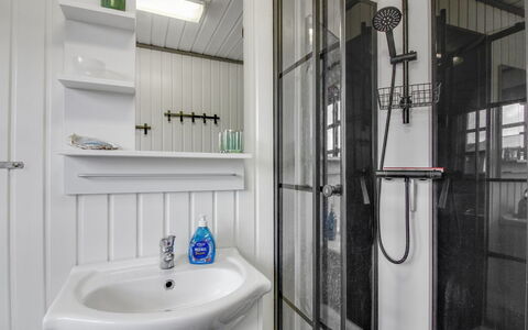 Demus - 900M from the Sea: Arreglo De Tubería, Lavabo Del Baño, Diseño De Interiores, Lavabo, Baño, Piso, Suelo, Grifo, Plomería, Habitación