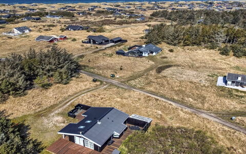 Nienke - 700M from the Sea: Barrio Residencial, Techo, Suburbio, Entrada De Coches, Inmuebles, Tubo De Lámpara