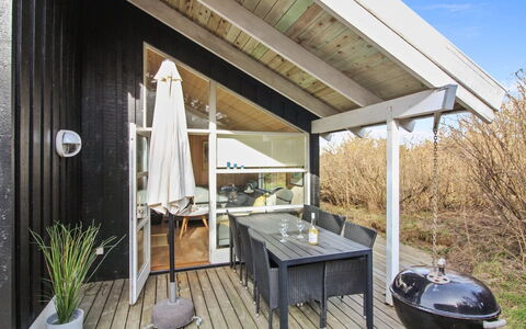 Ømod - 300M from the Sea: Madera, Porche, Casa, Puerta, Cabaña, Techo, Cubierta, Madera Dura, Silla, Edificios Del Jardín