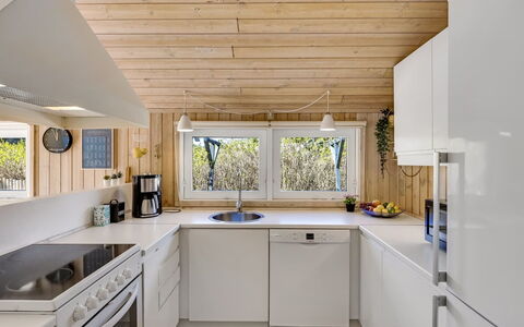 Ømod - 300M from the Sea: Cocina, Mostrador, Aparato De Cocina, Diseño De Interiores, Piso, Electrodoméstico, Gabinetes, Mueble, Madera, Techo