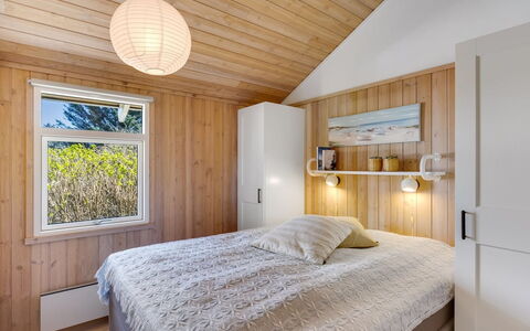Ømod - 300M from the Sea: Diseño De Interiores, Habitación, Madera, Cama, Techo, Piso, Mueble, Suelo, Lámpara, Encendiendo