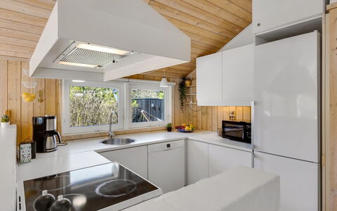 Ømod - 300M from the Sea: Cocina, Diseño De Interiores, Aparato De Cocina, Mostrador, Madera, Techo, Piso, Lámpara, Electrodoméstico, Gabinetes