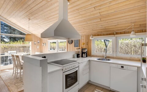 Ømod - 300M from the Sea: Cocina, Mostrador, Piso, Diseño De Interiores, Aparato De Cocina, Mueble, Madera, Suelo, Techo, Electrodoméstico