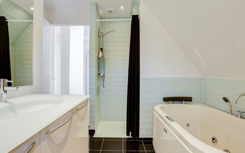 Thythulf - 550M from the Sea: Baño, Piso, Arreglo De Tubería, Diseño De Interiores, Suelo, Bañera, Techo, Grifo, Plomería, Lavabo