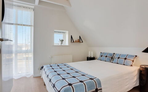 Thythulf - 550M from the Sea: Diseño De Interiores, Mueble, Piso, Suelo, Cama, Habitación, Madera, Techo, Habitación, Encendiendo