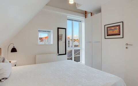 Thythulf - 550M from the Sea: Diseño De Interiores, Piso, Pared, Suelo, Madera, Techo, Mueble, Habitación, Cama, Habitación
