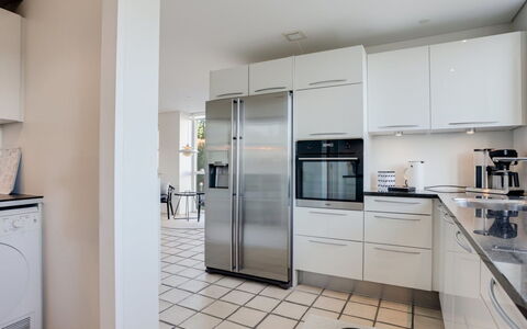 Thythulf - 550M from the Sea: Aparato De Cocina, Cocina, Piso, Electrodoméstico, Mostrador, Diseño De Interiores, Suelo, Gabinetes, Electrodoméstico, Techo