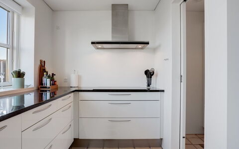 Thythulf - 550M from the Sea: Cocina, Mostrador, Piso, Gabinetes, Diseño De Interiores, Madera, Aparato De Cocina, Suelo, Casa, Cajón